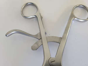 Pinces chirurgicales allemandes en acier inoxydable Beckman 4x4 Instruments de base manuels avec bras articulés et broches émoussées Certifié CE - Product Image 6