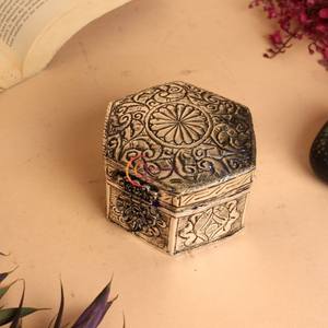 Boîte à bijoux faite à la main en laiton de style vintage Boîte de présentation de bijoux de forme hexagonale au design luxueux à bas prix - Product Image 1