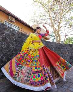 Lehenga Choli de novia de diseñador con exquisitos bordados y detalles hechos a mano | Perfecto para bodas, Navaratri y ropa festiva - Product Image 2