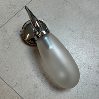 Applique murale Barcelona Pomdoro avec structure en chrome poli et diffuseur en cristal givré, éclairage de salle de bain contemporain élégant
