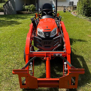 Tractor de Ruedas 4x4 Compacto con Motor de 233 HP y Caja de Cambios para Uso Agrícola - Product Image 1