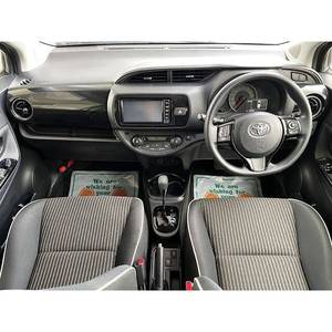 Utilisé pour Vitz (Yaris) 2017, conduite à droite, automatique, sièges en cuir vert, caméra arrière, 17 000 km - Product Image 2