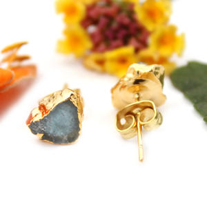 Pendientes de tuerca galvanizados de oro peridoto en bruto natural joyería de piedra natal para Agosto - Product Image 2