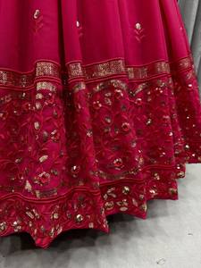 โชลีเลียงก้าสีแดงที่ยอดเยี่ยมพร้อมนักออกแบบอินเดียดูปัตต้าพร้อมสวมใส่ปาร์ตี้สวมเย็บปักถักร้อยลี้นก้าโชลีด้วยงานลําดับ - Product Image 5