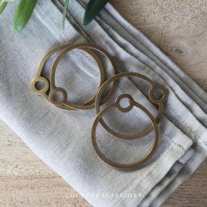 Ronds de serviette en laiton antique avec motifs floraux en relief pour une table à manger sophistiquée et élégante - Product Image 5