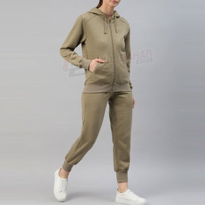 Survêtement à manches longues pour femmes avec tissu doux coupe moderne veste à col montant à capuche et pantalon à revers à la cheville pour l'hiver - Product Image 4