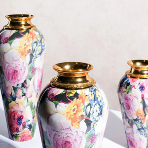 Tendencia en forma cónica con borde dorado y estampado floral en todos los colores, incluyendo blanco, rosa, morado y azul, con rosas y hojas. - Product Image 2