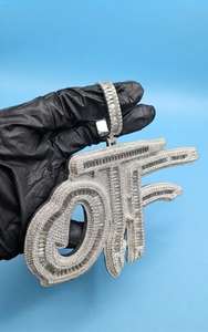 จี้เพชรโมอิสซาไนต์ทรงกลมและทรงบาแกตต์แบบ Iced Out ตัวอักษร VVS ตัวแรกตามสั่ง ทำจากเงินแท้ 925 - Product Image 2