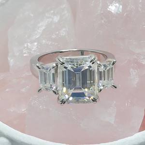 Bague en argent 14 carats, design trois pierres blanches, bijoux fins, pour homme/femme, mariage, diamant moissanite de laboratoire, serti à griffes, certifié IGI - Product Image 1
