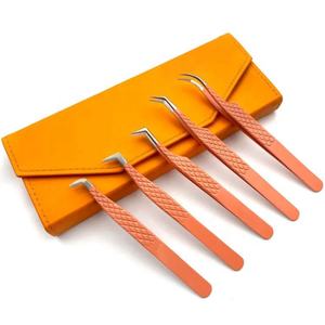 Ensemble de 5 pinces à cils en acier inoxydable avec embout en fibre pour extensions de cils, outil de préhension pour cils volumineux, avec étui en cuir PU orange - Product Image 1