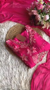 Belle Designer Nayra Cut Suit Avec Intérieur Et Pent-Dupatta Avec Impression Numérique Avec Travail À La Main - Product Image 3