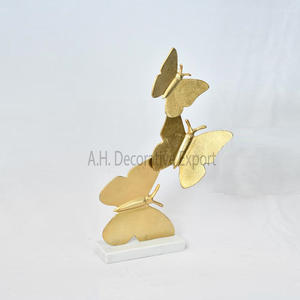 Sculpture papillon en aluminium avec base en marbre blanc pour centre de table Sculpture de finition dorée pour la décoration intérieure - Product Image 1