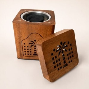 Brûleur d'encens Bakhoor artisanal naturel, boîte décorative carrée en bois sculpté avec motif palmier, thème religieux, pour la maison - Product Image 1