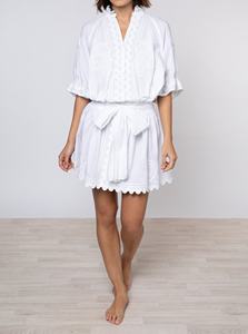 Robe d'été décontractée en mousseline de soie blanche brodée, col en V, taille cintrée, coupe ample, manches courtes, mini-robe - Product Image 3
