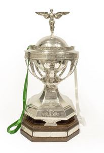 Trofeo de metal decorativo con características hechas a mano, ideal para ceremonias de agradecimiento de los mejores colaboradores - Product Image 4