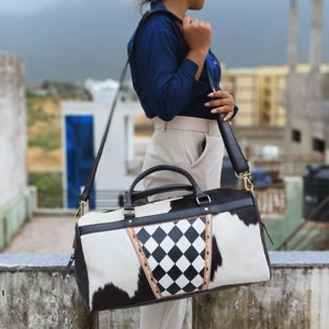 100% sac polochon en cuir véritable imprimé vache pour femme bandoulière Style épaule en couleur marron blanc pour voyage-été et automne - Product Image 2