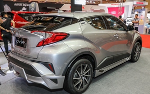 Toyota C-HR Hatchback d'occasion 2018-2026, 5 places, phares LED, pneus R17, sièges foncés, conduite à gauche, essence, à vendre - Product Image 6