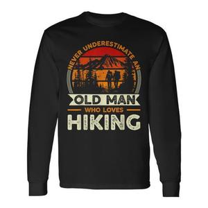 T-shirt vintage à manches longues pour les amateurs de randonnée : sous-estimez jamais un vieil homme qui aime la nature - Product Image 1