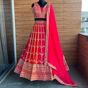 Lehenga choli มีดีไซน์พร้อมงานปักเลื่อมและงานเหมาะสำหรับงานแต่งงานและงานเฉลิมฉลองแบบดั้งเดิม - Product Image 1