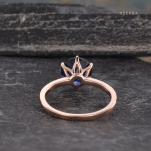 Ajuste a mano 8 mm Corte redondo Zafiro azul cultivado en laboratorio 6 puntas 14K Anillo de oro rosa sólido Anillo de compromiso de zafiro solitario - Product Image 5