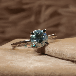 Bague de fiançailles style solitaire avec diamant rond bleu pour femme - Product Image 1