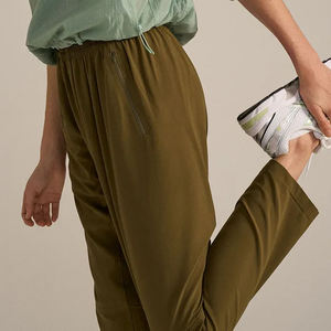 Conjunto de chándal de poliéster transpirable de invierno con logotipo personalizado de alta calidad para mujer con pantalón cortavientos pantalones Jogger - Product Image 3