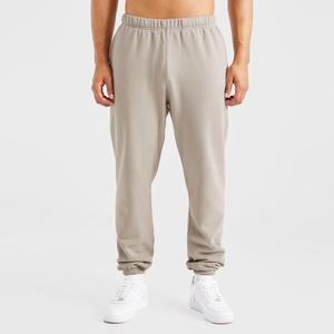 Pantalones de chándal atléticos con logotipo personalizado para hombres con marca de etiqueta bordada y opciones de impresión para entrenamiento y uso informal - Product Image 1