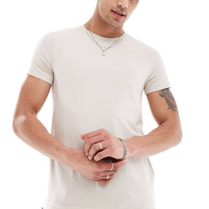 T-shirt pour homme OEM en tissu doux pour la peau, coupe équilibrée et moderne, pour impression personnalisée et commandes en grande quantité - Product Image 1