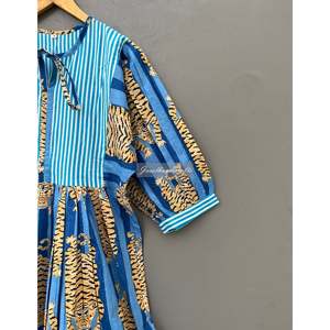 Vestido midi de algodón con estampado de tigre a rayas azules y silueta holgada - Product Image 4