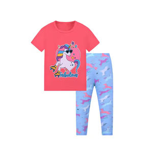 Vêtements de nuit confortables pour enfants en finition satinée avec haut à manches longues et bas pleine longueur idéal pour un confort nocturne élégant - Product Image 5