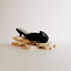 Sandales à talons noirs élégantes KMS, nouveau produit, haute qualité, design moderne et premium, talons faits à la main en Indonésie - Product Image 2