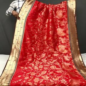 Sari VASTRA COTTAGE de Seda Paithani Pura y Suave con Diseño de Pallu Tejido, Patrones de Zari Dorado y Plateado, Elegante Ropa Étnica para Mujer - Product Image 3