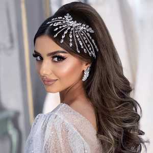 Peineta para el Cabello Bridella BHP557-S con Pedrería Plateada, Hecha a Mano, Cómoda, Ajuste Seguro, Decoración de Cabello Elegante para Novias y Damas de Honor - Product Image 5