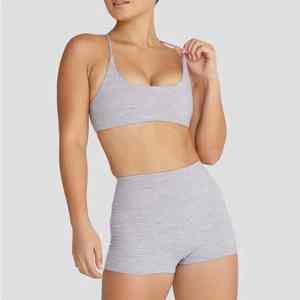 Ensemble de yoga et de fitness avec logo personnalisé pour femmes soutien-gorge de sport et short d'entraînement, grande taille disponible - Product Image 4