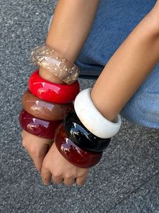 Ensemble de bracelets en résine de créateur haut de gamme pour femmes, finition lisse et brillante, couleurs personnalisées - Accessoire de main élégant pour le quotidien et les affaires - Product Image 3