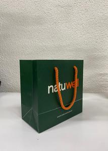 ถุงช้อปปิ้งกระดาษแข็งสีขาวพิมพ์ลายโลโก้แบบกำหนดเอง พรีเมียม เป็นมิตรกับสิ่งแวดล้อม รีไซเคิลได้ ผลิตด้วยมือ พร้อมหูหิ้วเชือก - Product Image 2