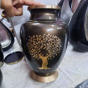 Urnas de Cremación para Adultos de Latón Hechas a Mano Personalizadas al por Mayor, Diseño Moderno de 10 Pulgadas, Estilo Americano Plateado, Artículos Funerarios para Hombres - Product Image 1