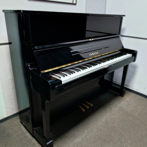 Piano Vertical Yamaha U1A de Alta Calidad con Acabado Negro, Tapa de Madera Sólida, Diseño Clásico y Tacto Suave (400+ Teclas) - Product Image 1