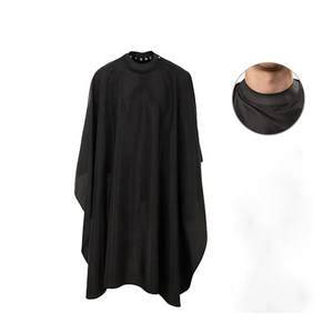 Cape et tablier de coupe de cheveux de barbier de salon de coiffure en polyester imperméable noir avec logo personnalisé pour les coiffeurs - Product Image 1