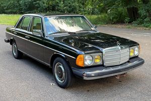 Mercedes-Benz 240D berline de 1981, en excellent état, sans réserve, moteur diesel, intérieur Palomino, peu modifiée - Product Image 2