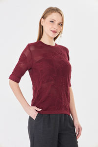 Blouse en tricot à motif de roses pour femmes - Haut doux à col rond et manches courtes avec bouton au dos - Tricotage floral au crochet pour l'été - Product Image 6