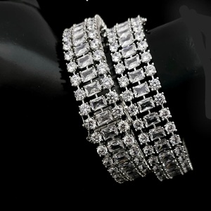 Clásico acabado blanco AD Stones Look dos juegos de brazaletes que se pueden abrir para mujeres colección de ropa de fiesta de boda para niñas - Product Image 1