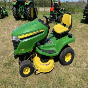 Tracteur de jardin John Deere X350 2026 de 24 CV avec tondeuse autoportée de 54 pouces et transmission hydrostatique à vendre - Product Image 1