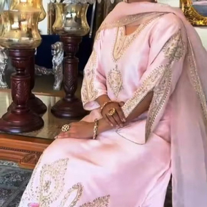 ชุดสูทพรีเมี่ยมสำหรับผู้หญิงปักด้วยมือจากนักออกแบบสมัยใหม่สำหรับงานปาร์ตี้สไตล์ดั้งเดิมสไตล์อินเดีย