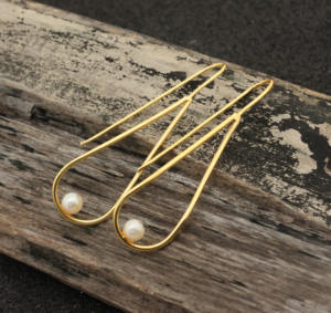 Pendientes colgantes minimalistas de oro con perlas, pendientes largos modernos de gancho para mujer, joyería elegante chapada en oro - Product Image 2