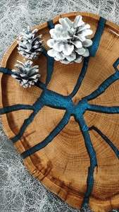 Plateau de service en bois rond fait à la main avec accessoire de cuisine unique et durable en résine époxy - Product Image 3