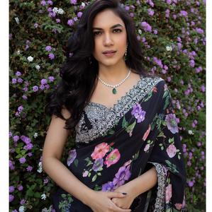 Saree en georgette indien traditionnel élégant avec broderie lourde et chemisier assorti pour mariage et fête - Product Image 1