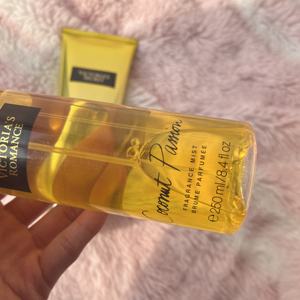 Perfume Original al Por Mayor, Spray Corporal <span class=keywords><strong>Coconut</strong></span> <span class=keywords><strong>Passion</strong></span> para Mujer, Set <span class=keywords><strong>Victoria</strong></span> <span class=keywords><strong>Secret</strong></span> de 250 ml, Set de Bruma Corporal y Loción Corporal para Mujer - Product Image 2