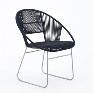 Fauteuil d'extérieur noir tressé avec cadre métallique blanc en forme de traîneau, chaise d'appoint en corde tressée pour patio, design artistique et décoratif - Product Image 1