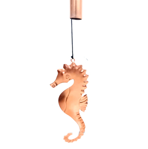 กระดิ่งลมทองแดงดีไซน์ชายฝั่งที่งดงาม ผลิตจากท่อโลหะที่ทนทาน พร้อมที่ดักลมรูปม้าน้ำที่ตกแต่งอย่างประณีต - Product Image 2